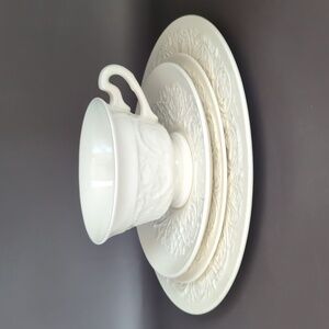 Wedgwood Etruria & Barlaston Patrician Embossed Ivory Cream 4-Piece Setting Set